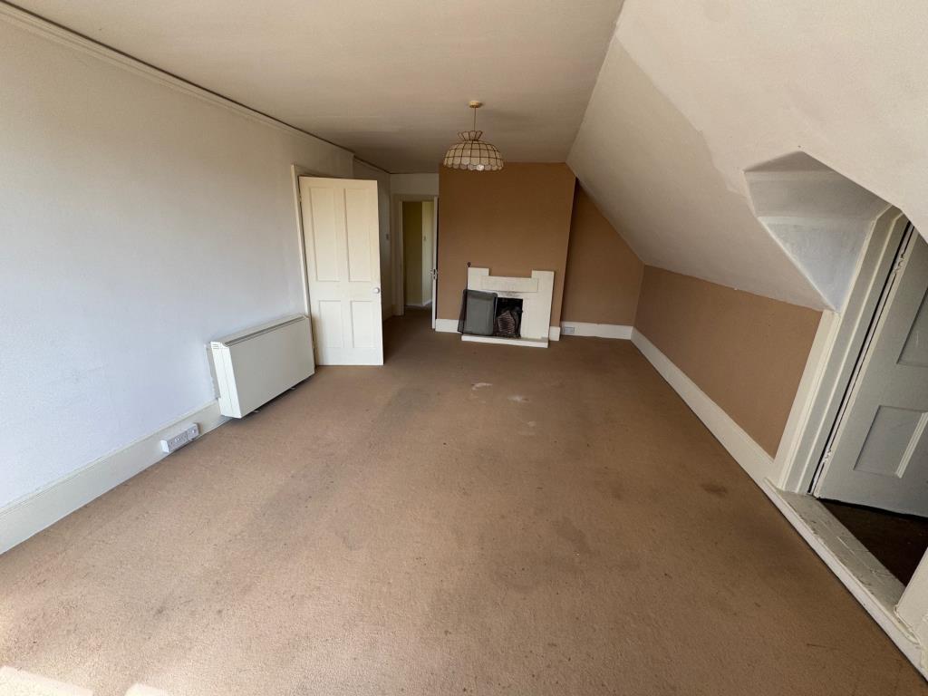Lot: 97 - FREEHOLD BLOCK OF NINE FLATS PART INVESTMENT / PART VACANT IN WEST END OF FOLKESTONE - Flat E living room